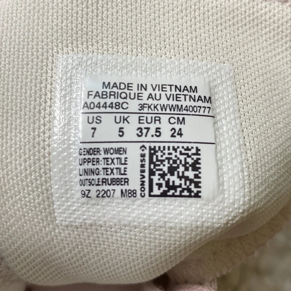 . New Converse size 7 high top fuzzy sneakers - Picture 6 of 6